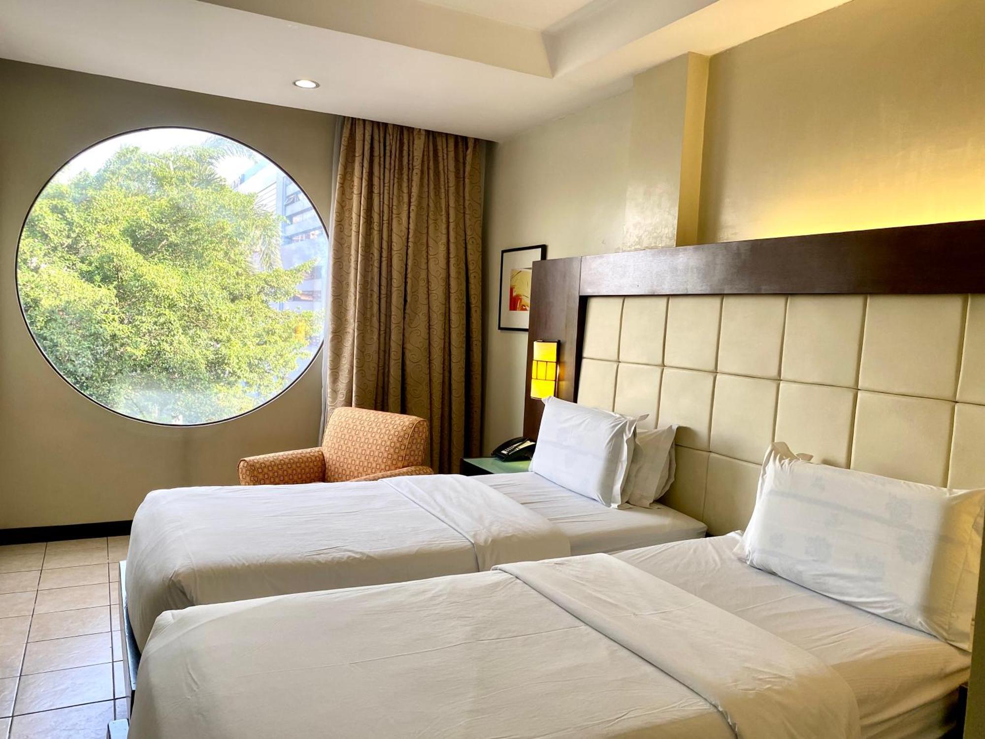 Circle Inn Hotel And Suites Bacolod Exterior foto